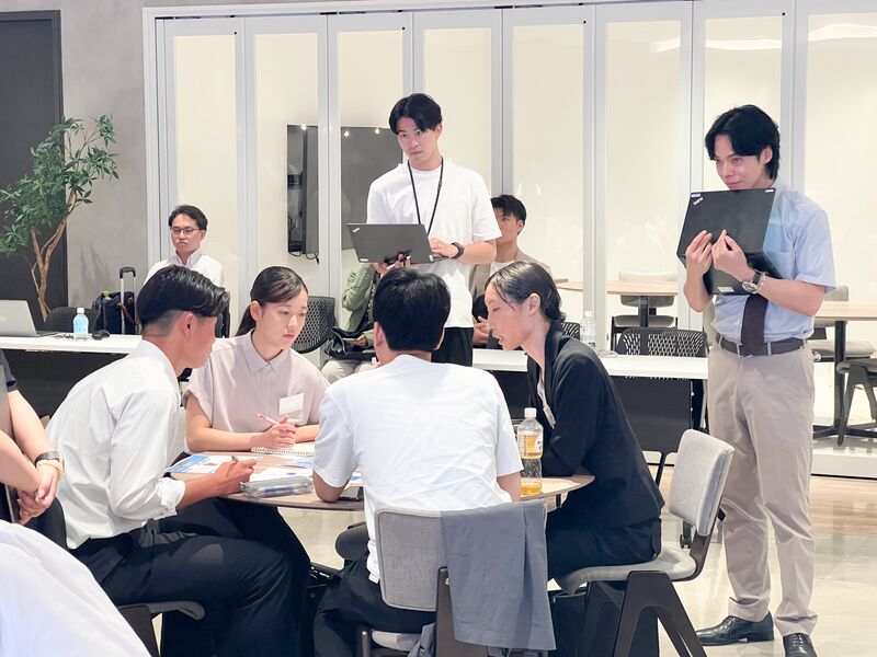 学生によるプレゼン発表を企業が評価している様子