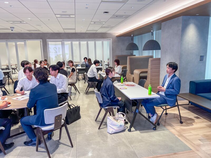 企業担当者と学生の個別面談・交流の様子